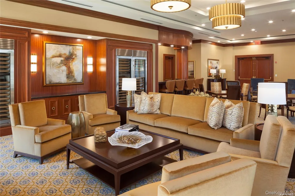 2000 Royal Court #2009 North Hills, NY 11040