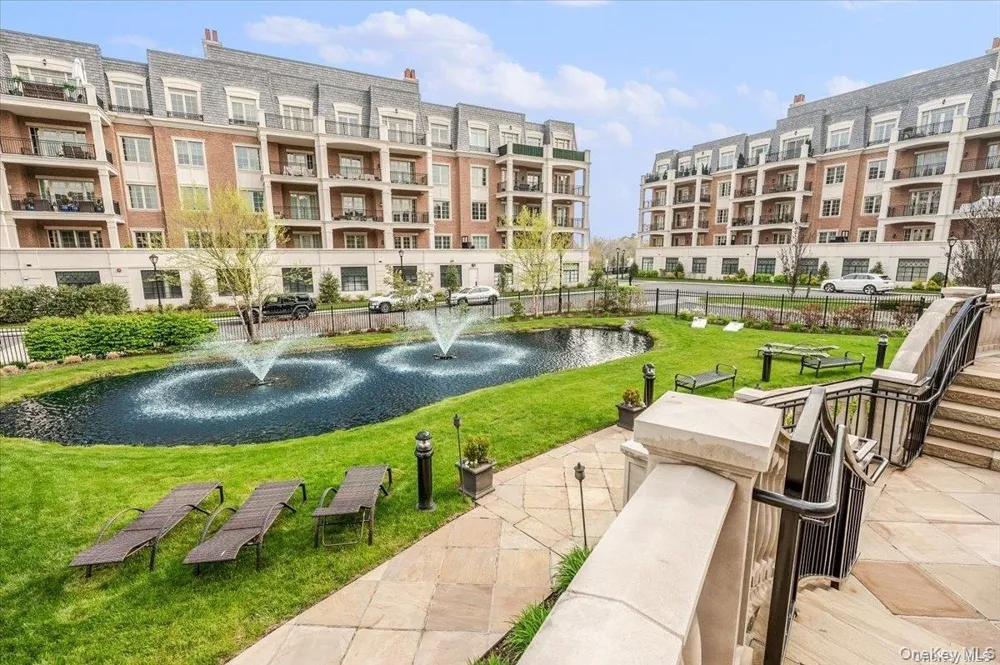 2000 Royal Court #2009 North Hills, NY 11040