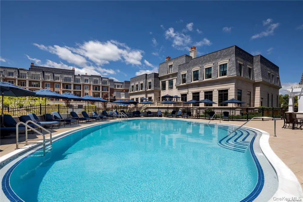 2000 Royal Court #2009 North Hills, NY 11040