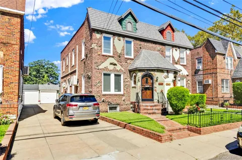 204-11 Murdock Avenue