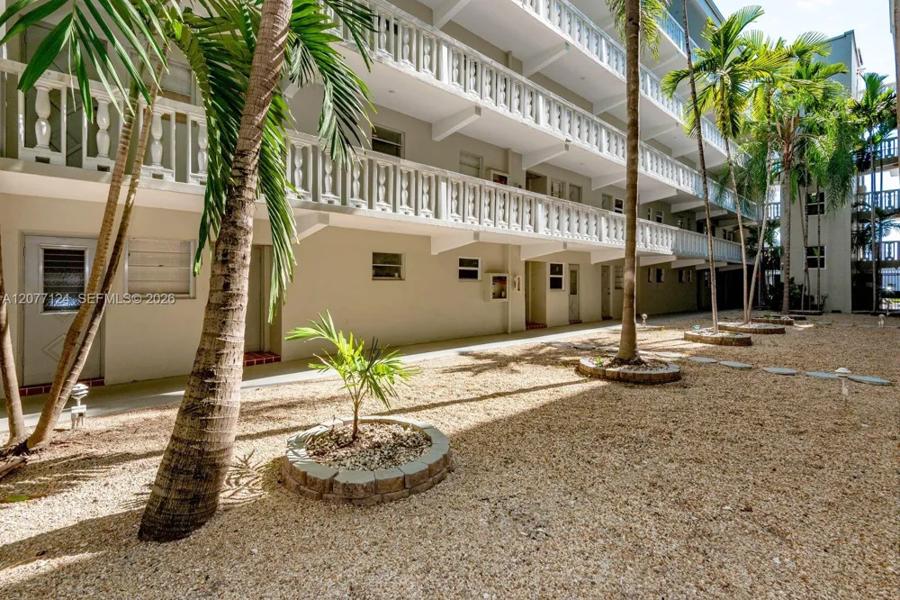 330 SE 2nd St #101H Hallandale Beach, FL 33009