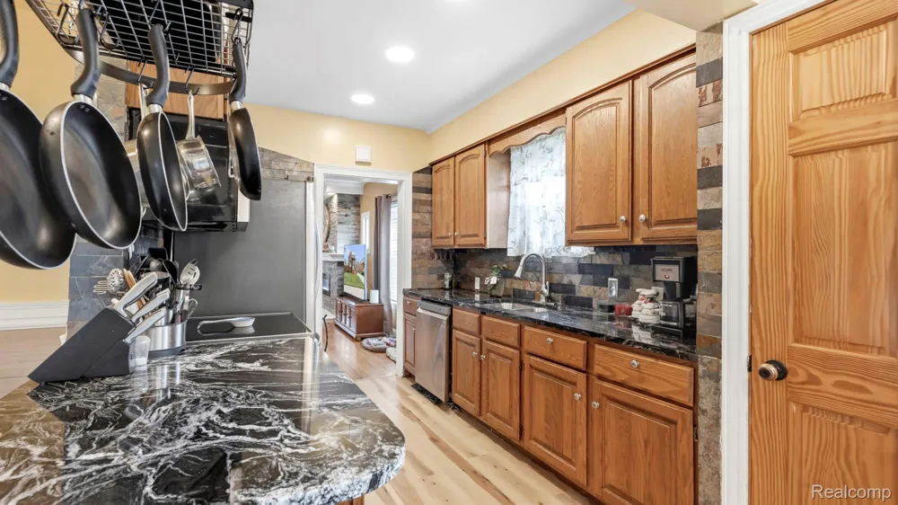 961 Capitol Avenue Lincoln Park City, MI 48146