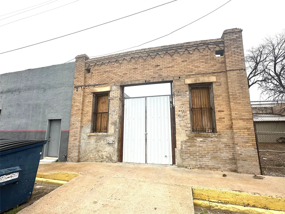 110 W 1st Street Taylor, TX 76574
