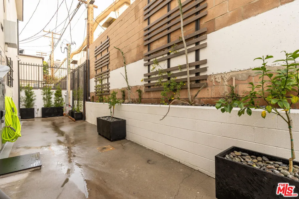 1262 Sweetzer Avenue West Hollywood, CA 90069