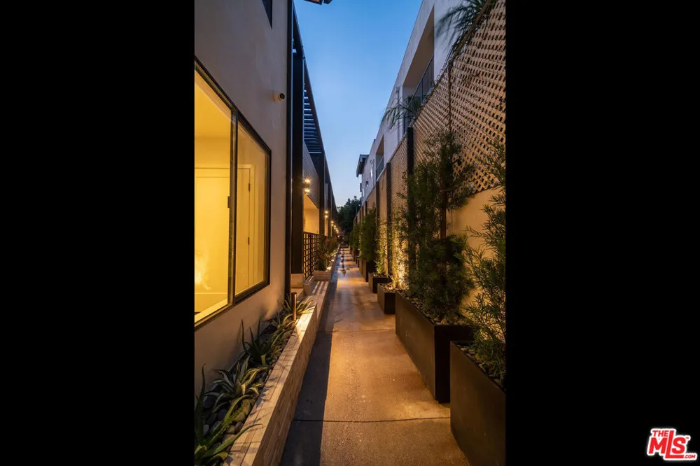 1262 Sweetzer Avenue West Hollywood, CA 90069