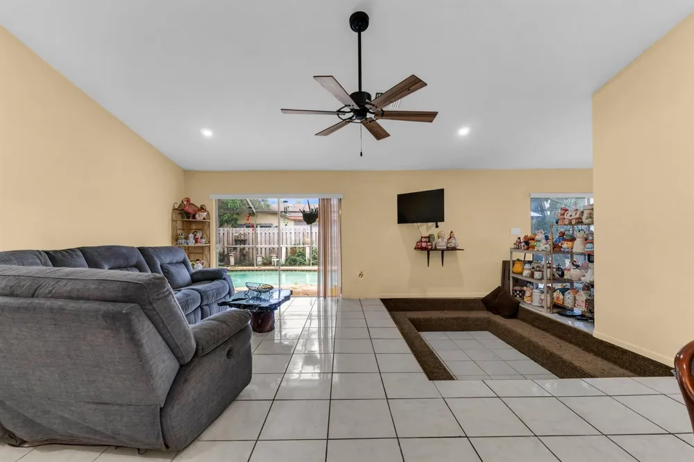 4941 NW 83rd Avenue Lauderhill, FL 33351