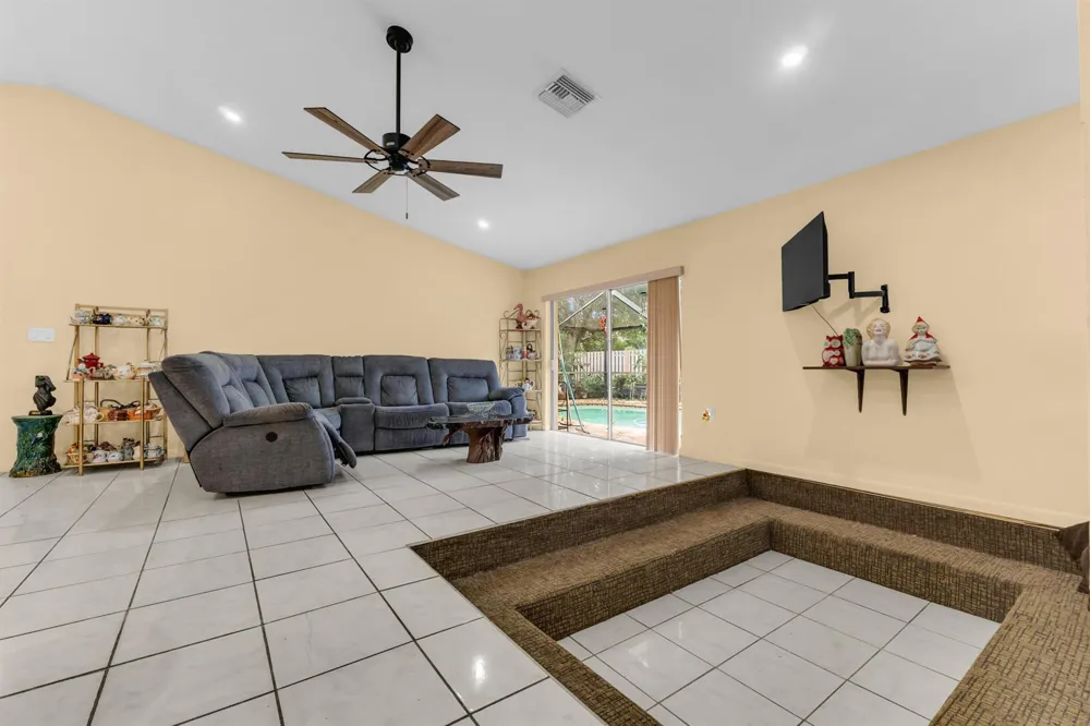 4941 NW 83rd Avenue Lauderhill, FL 33351