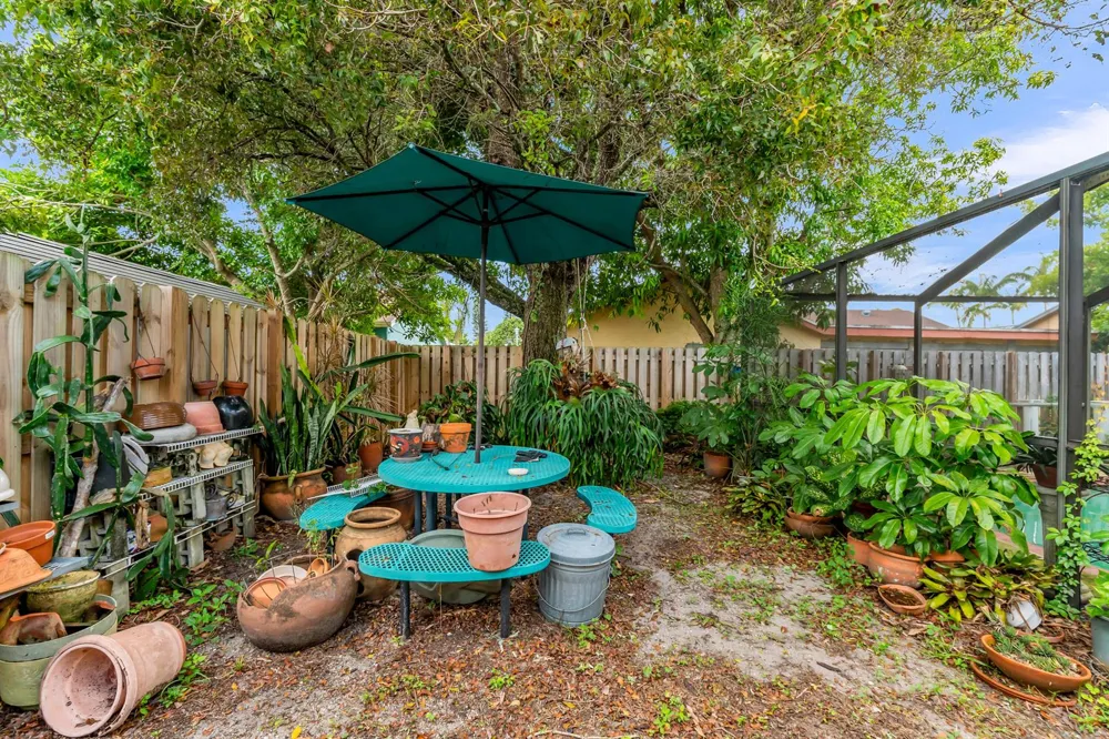 4941 NW 83rd Avenue Lauderhill, FL 33351