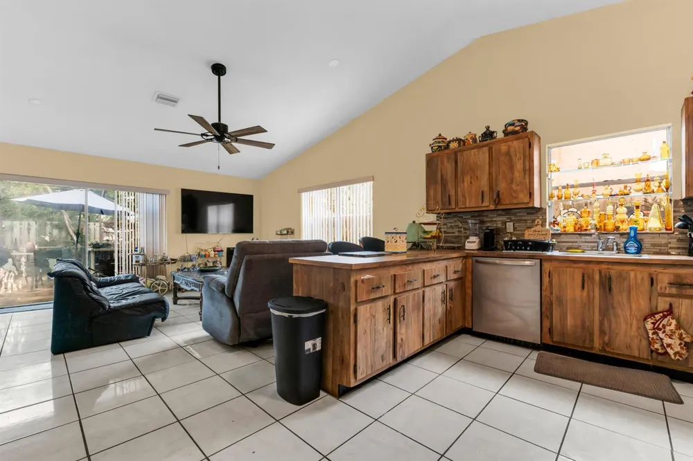 4941 NW 83rd Avenue Lauderhill, FL 33351