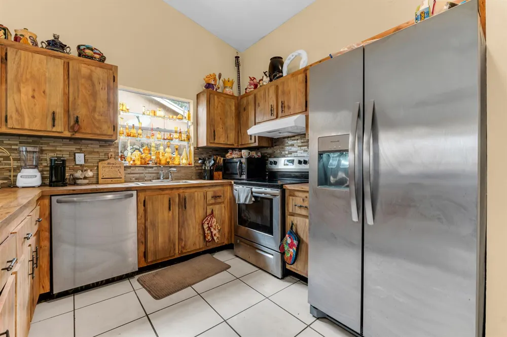 4941 NW 83rd Avenue Lauderhill, FL 33351