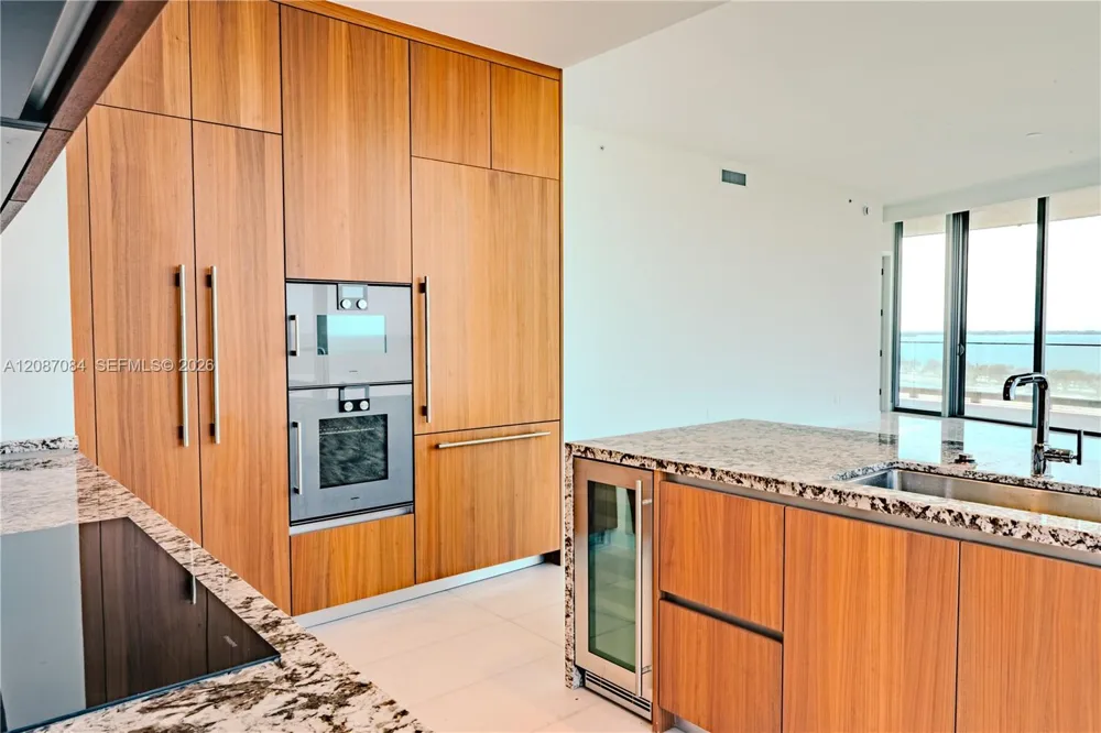 175 SE 25th Rd #1002 Miami, FL 33129