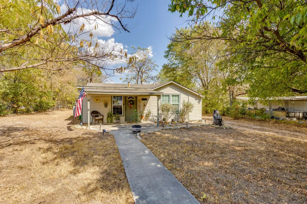 404 Calgary Road Azle, TX 76020