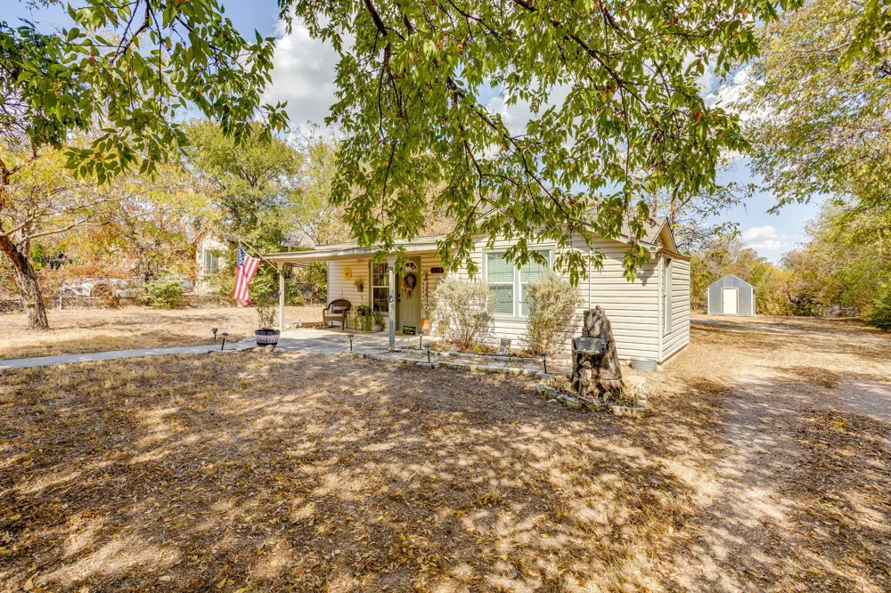 404 Calgary Road Azle, TX 76020