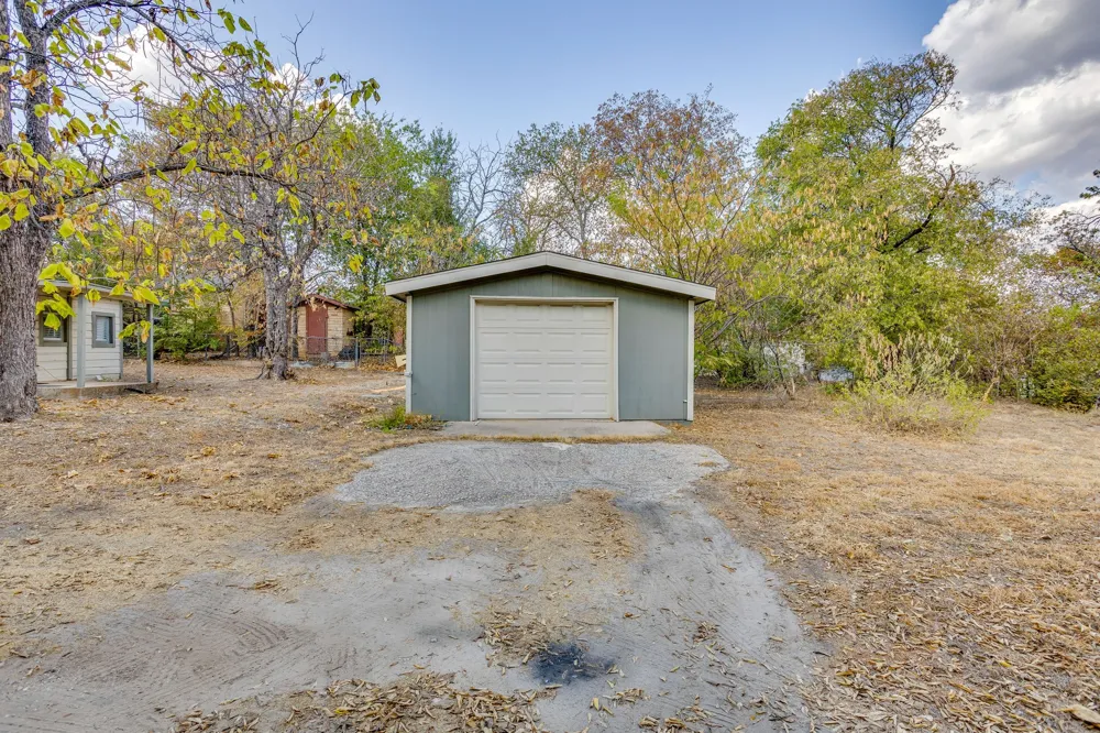 404 Calgary Road Azle, TX 76020