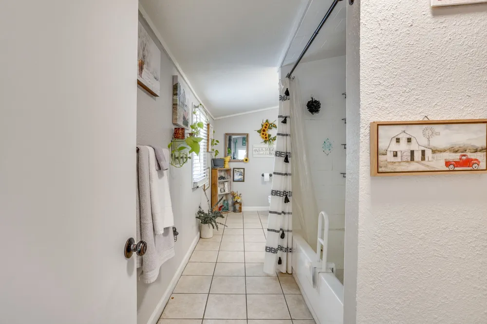 404 Calgary Road Azle, TX 76020