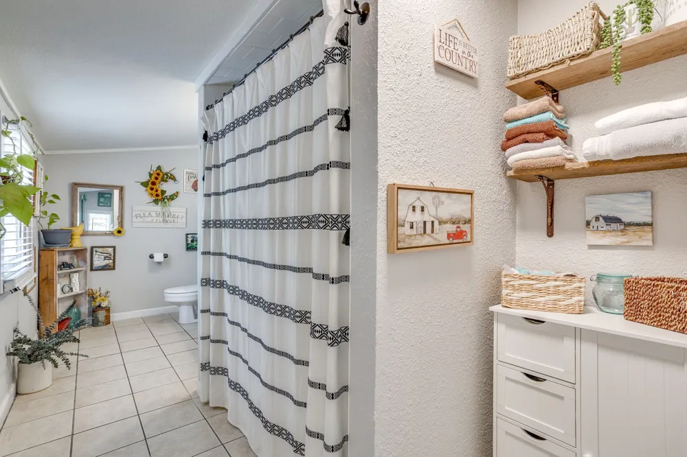 404 Calgary Road Azle, TX 76020
