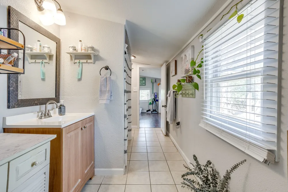 404 Calgary Road Azle, TX 76020