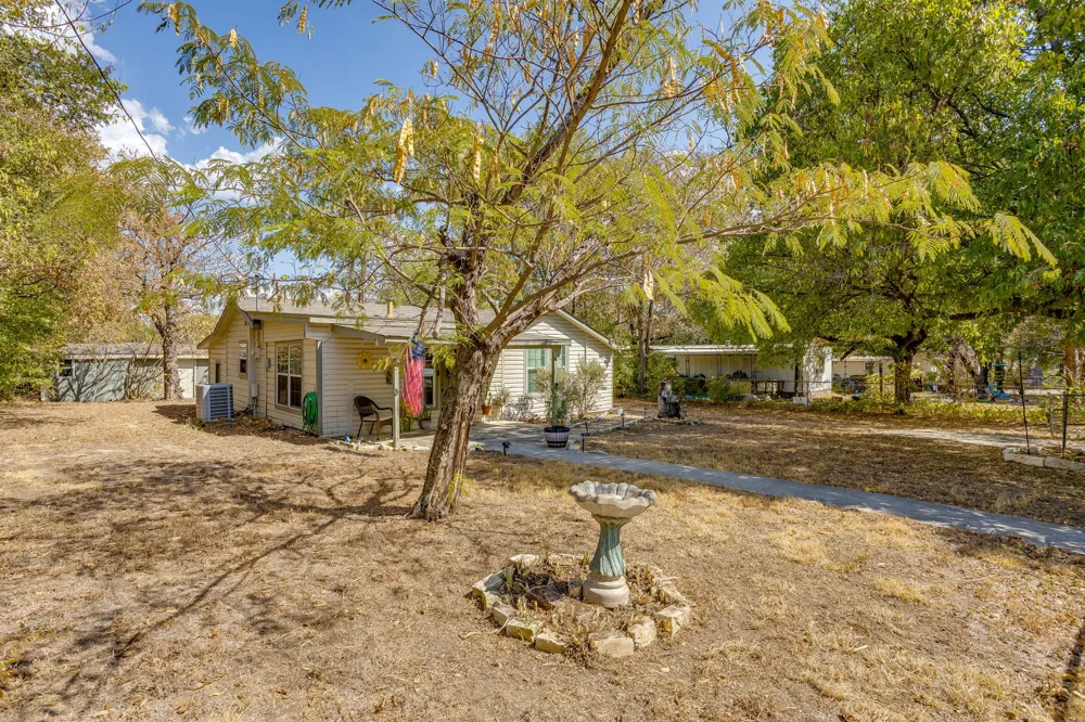 404 Calgary Road Azle, TX 76020