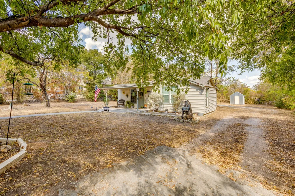 404 Calgary Road Azle, TX 76020
