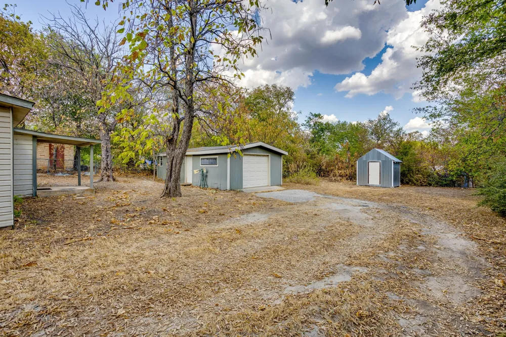 404 Calgary Road Azle, TX 76020