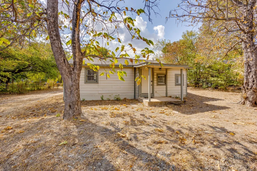 404 Calgary Road Azle, TX 76020