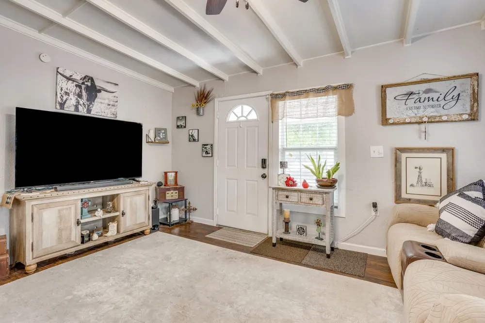 404 Calgary Road Azle, TX 76020