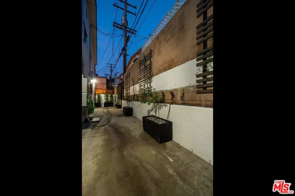 1262 Sweetzer Avenue #109 West Hollywood, CA 90069