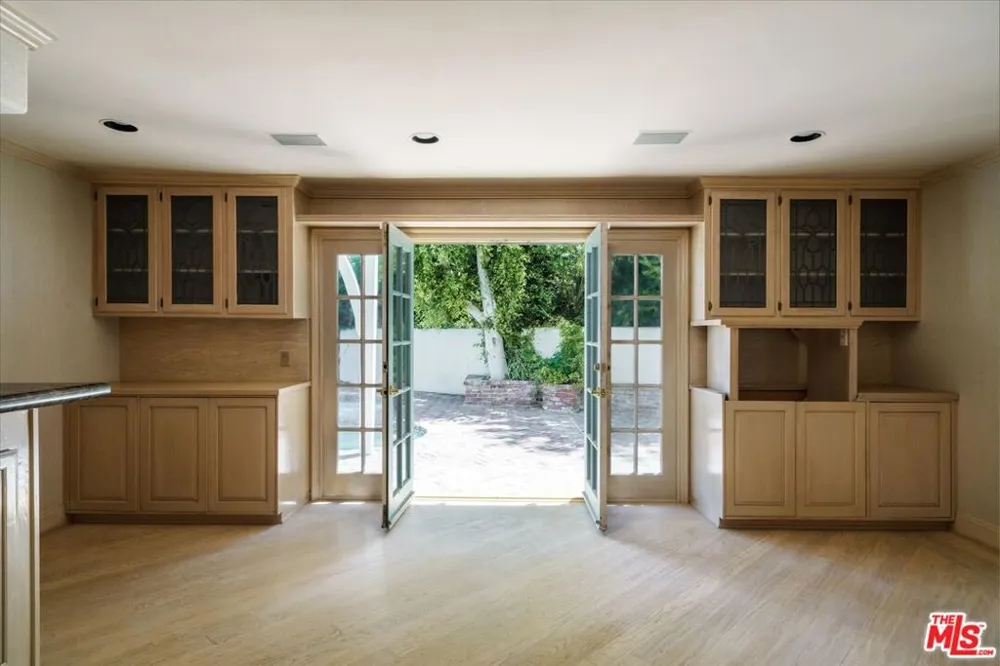 2573 Benedict Canyon Drive Los Angeles, CA 90210