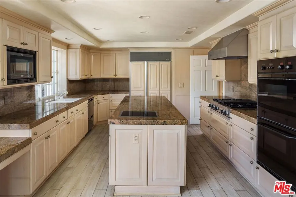 2573 Benedict Canyon Drive Los Angeles, CA 90210