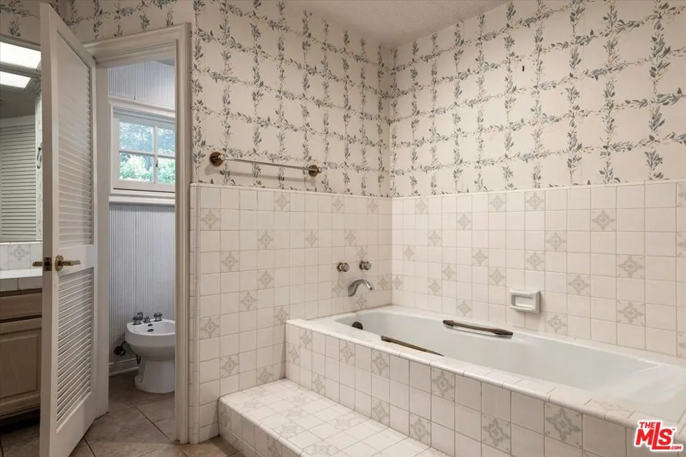 2573 Benedict Canyon Drive Los Angeles, CA 90210