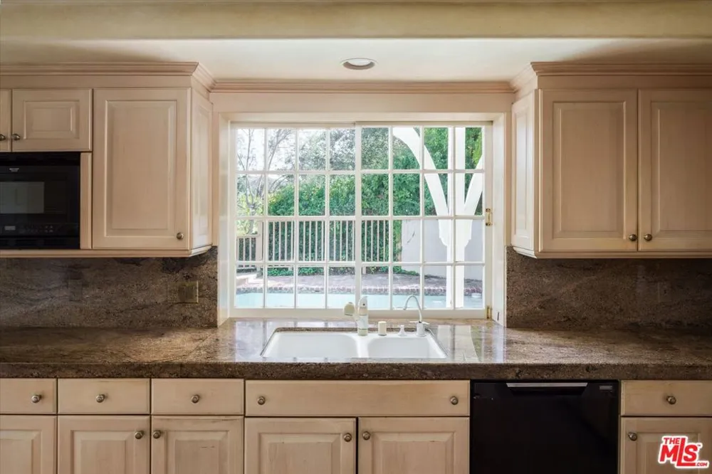 2573 Benedict Canyon Drive Los Angeles, CA 90210