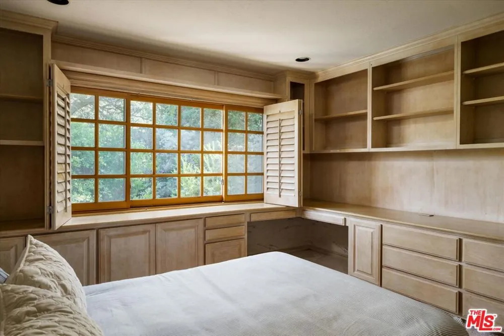 2573 Benedict Canyon Drive Los Angeles, CA 90210