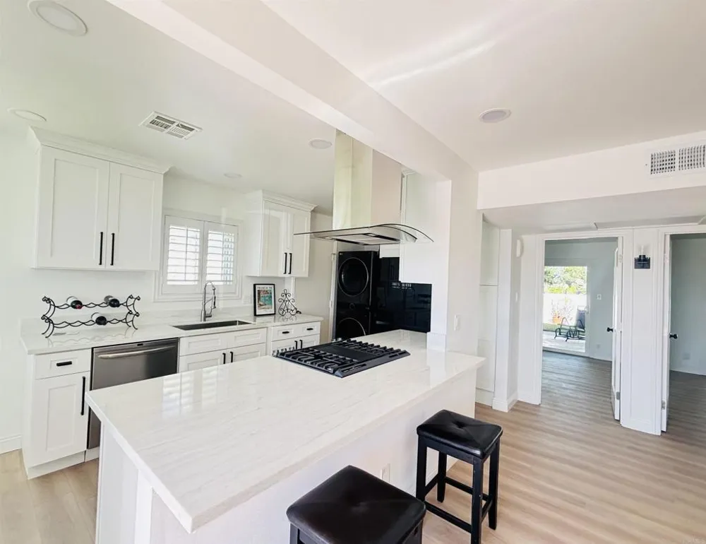 3658 AQUA Oceanside, CA 92056