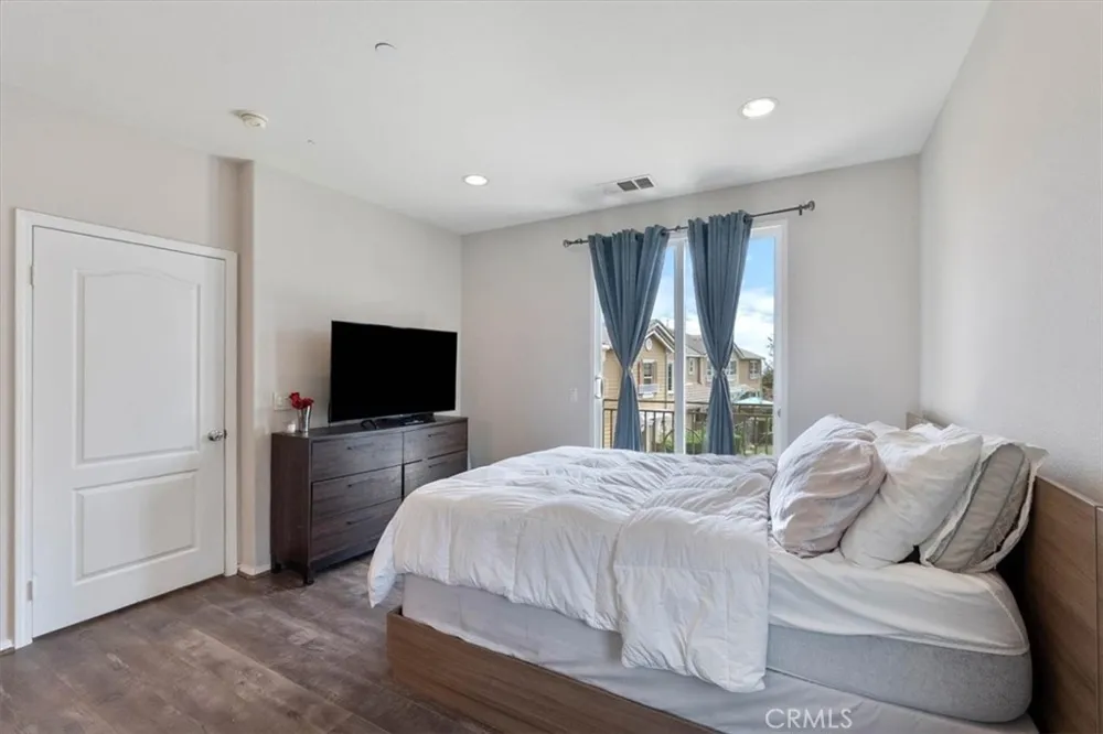 16702 Nicklaus #83 Sylmar, CA 91342
