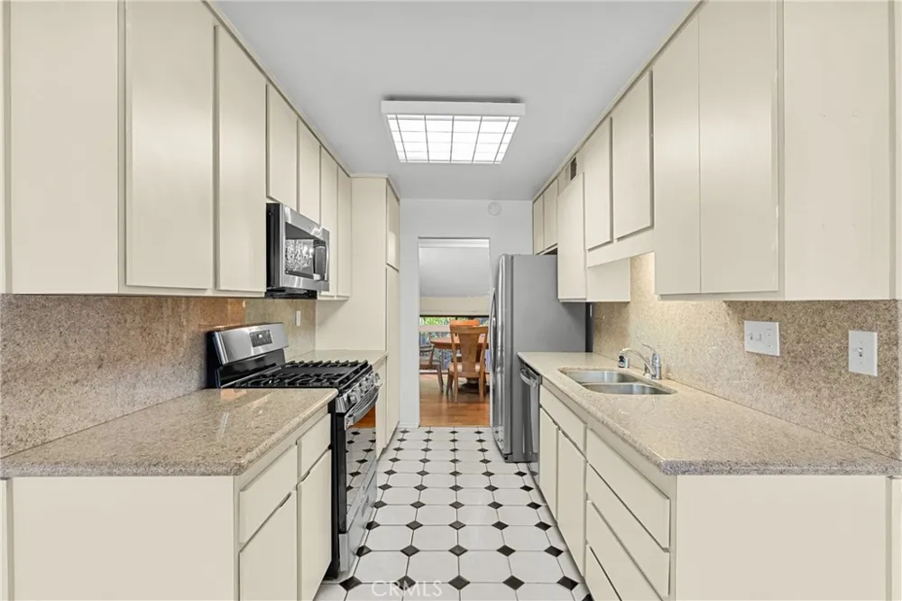 6249 Randi Avenue Woodland Hills, CA 91367