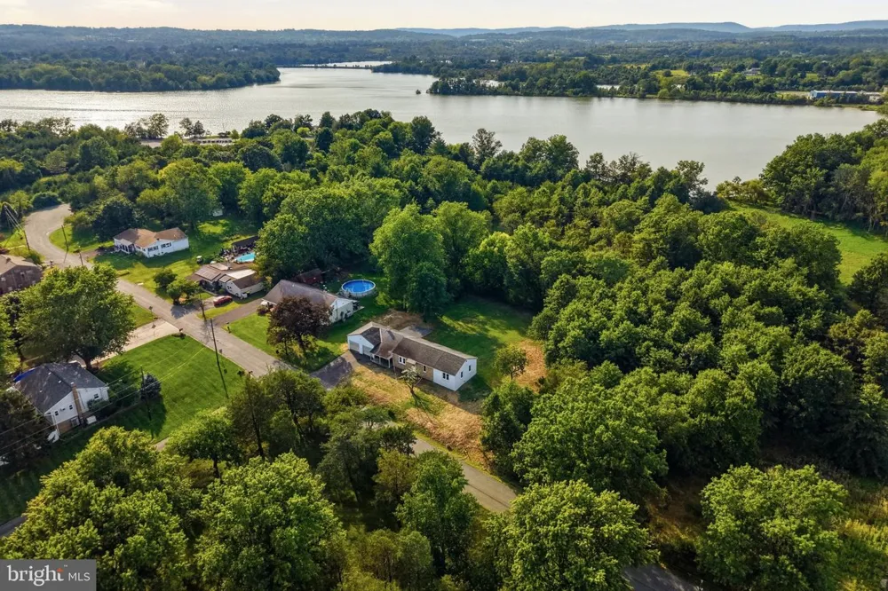1033 WALT ROAD Pennsburg, PA 18073
