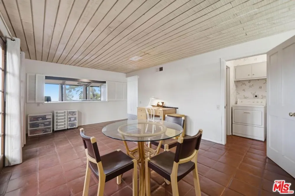 2527 Banyan Drive Los Angeles, CA 90049