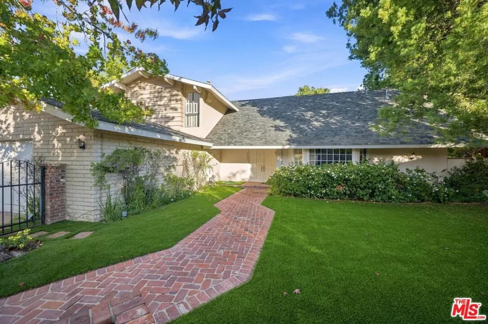 2527 Banyan Drive Los Angeles, CA 90049