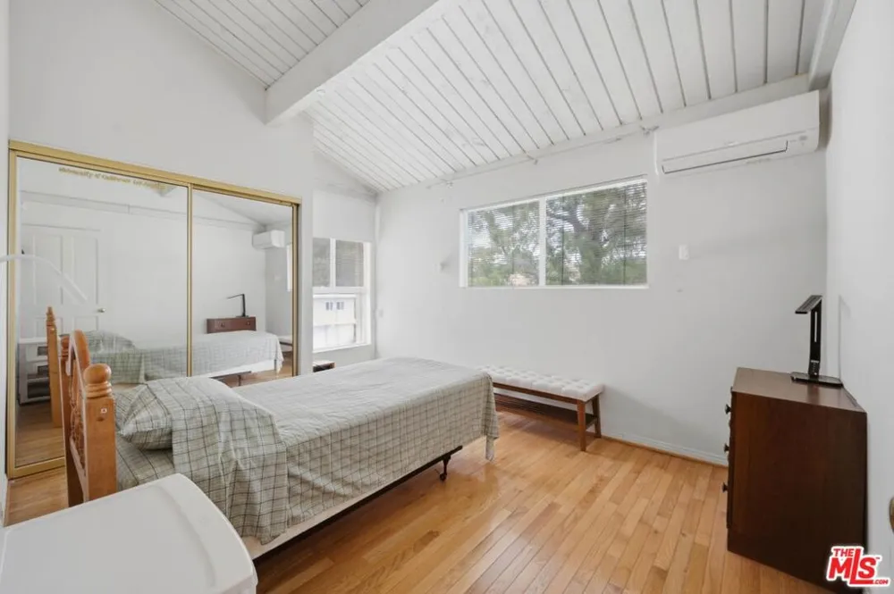 2527 Banyan Drive Los Angeles, CA 90049