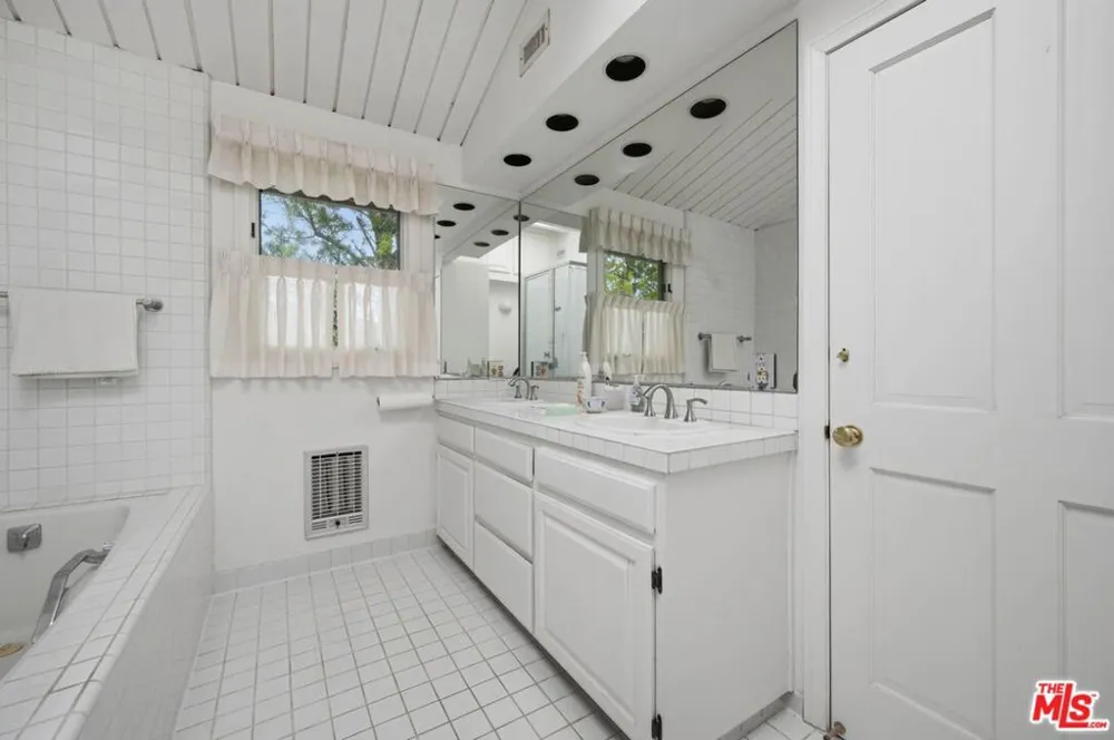 2527 Banyan Drive Los Angeles, CA 90049