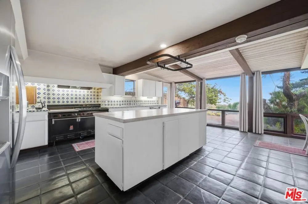 2527 Banyan Drive Los Angeles, CA 90049
