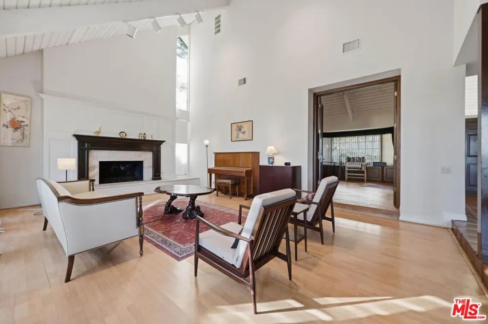 2527 Banyan Drive Los Angeles, CA 90049