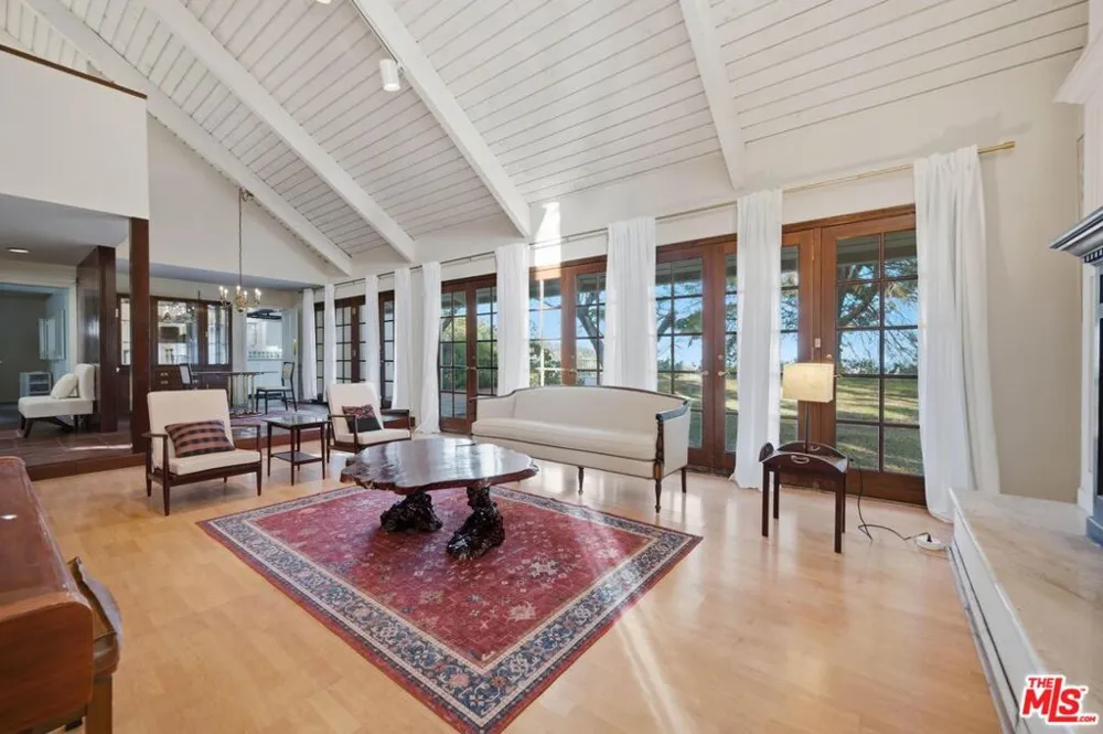 2527 Banyan Drive Los Angeles, CA 90049