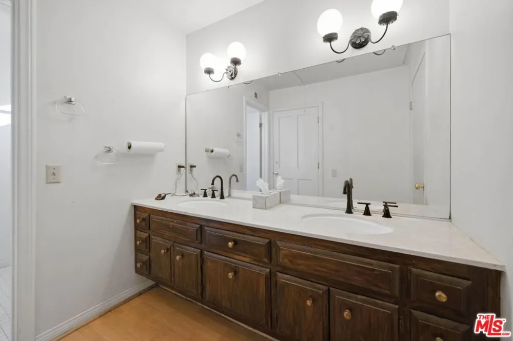 2527 Banyan Drive Los Angeles, CA 90049