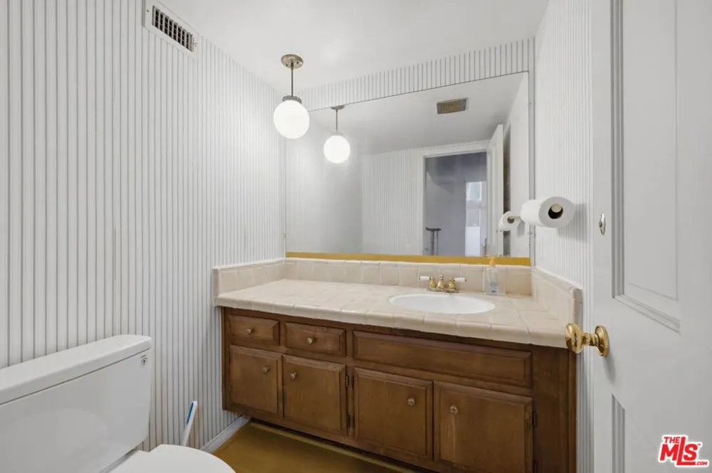 2527 Banyan Drive Los Angeles, CA 90049