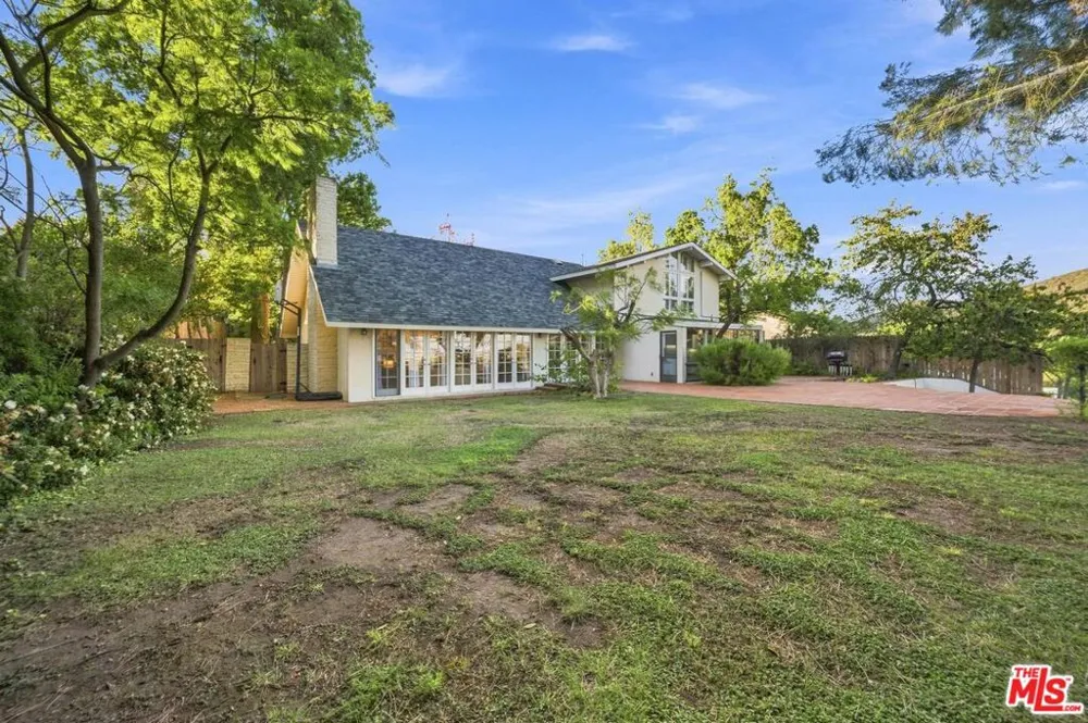 2527 Banyan Drive Los Angeles, CA 90049