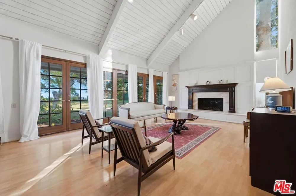 2527 Banyan Drive Los Angeles, CA 90049