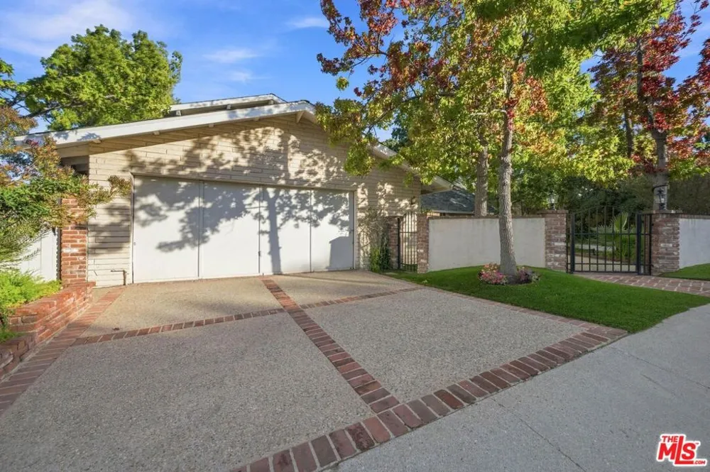 2527 Banyan Drive Los Angeles, CA 90049