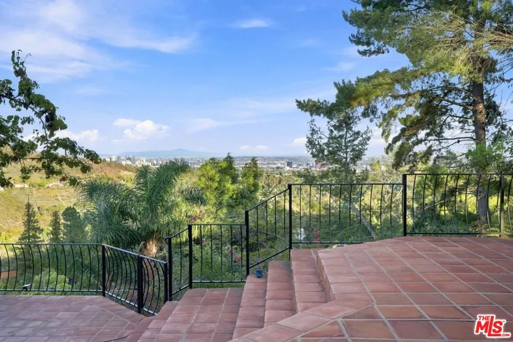 2527 Banyan Drive Los Angeles, CA 90049