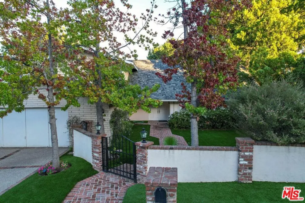 2527 Banyan Drive Los Angeles, CA 90049